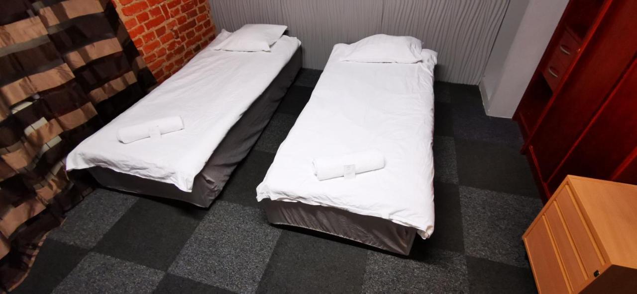 Hostel NIEDZWIADEK Warschau Buitenkant foto