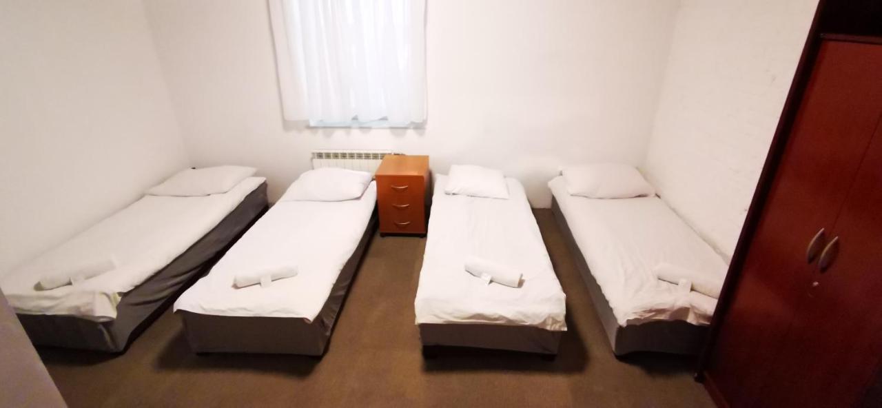 Hostel NIEDZWIADEK Warschau Buitenkant foto