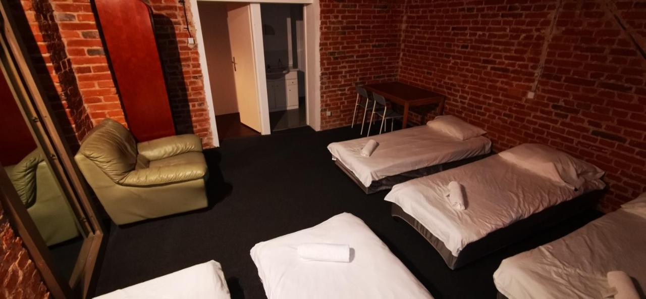 Hostel NIEDZWIADEK Warschau Buitenkant foto
