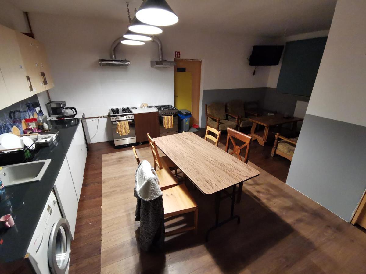 Hostel NIEDZWIADEK Warschau Buitenkant foto