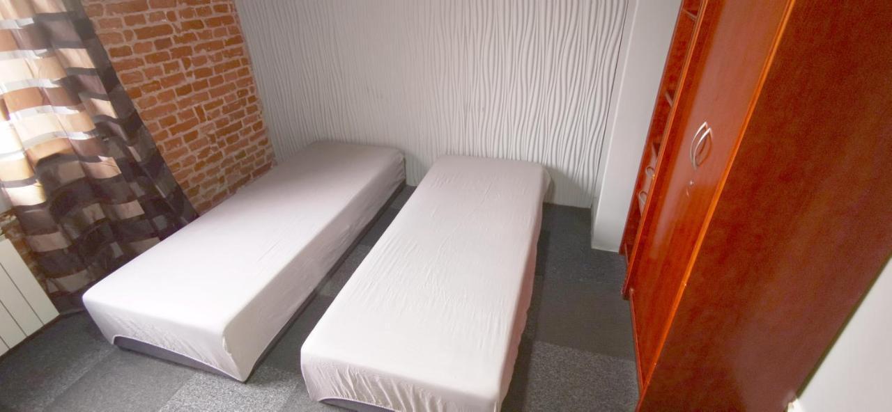 Hostel NIEDZWIADEK Warschau Buitenkant foto