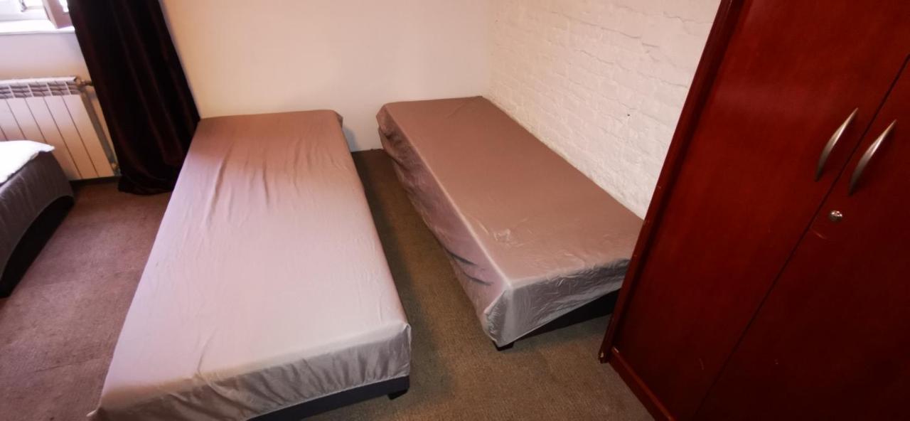 Hostel NIEDZWIADEK Warschau Buitenkant foto
