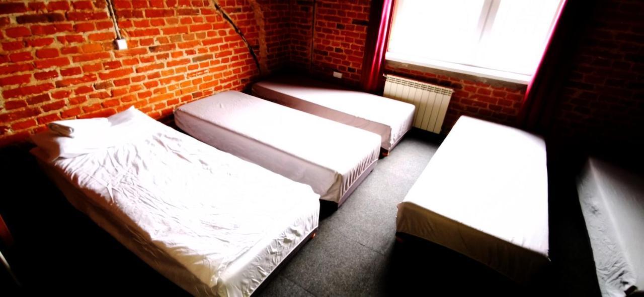 Hostel NIEDZWIADEK Warschau Buitenkant foto