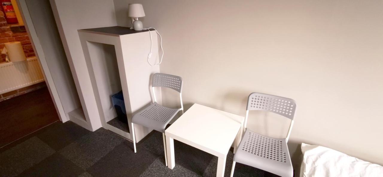 Hostel NIEDZWIADEK Warschau Buitenkant foto