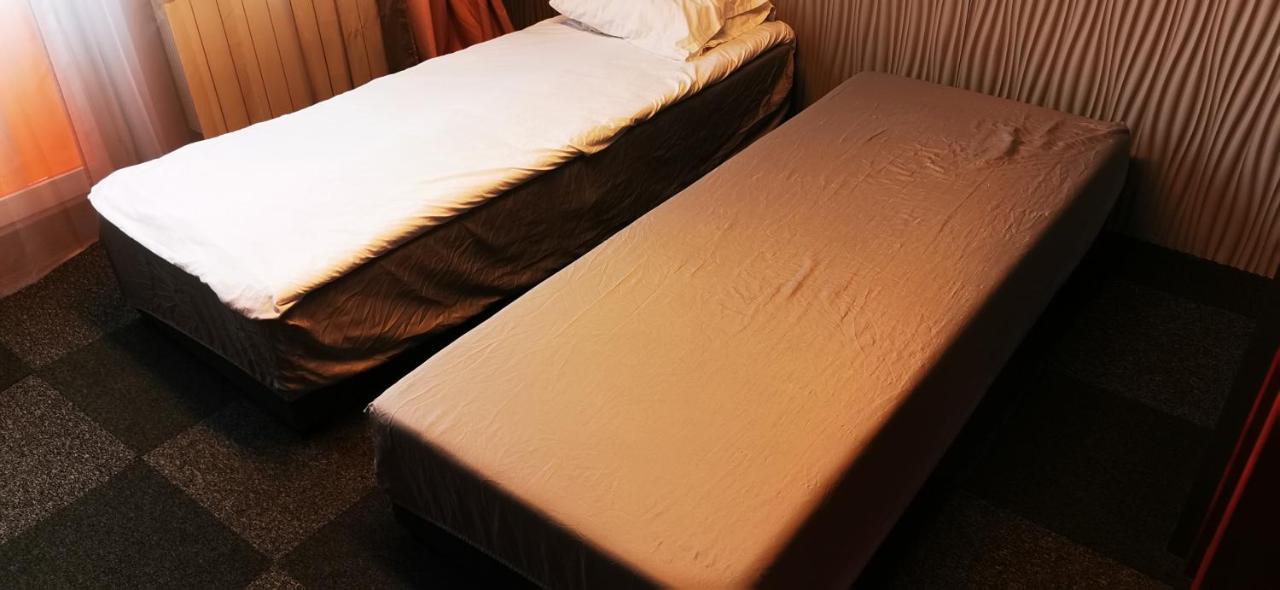 Hostel NIEDZWIADEK Warschau Buitenkant foto