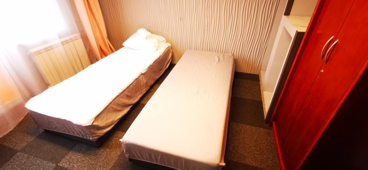Hostel NIEDZWIADEK Warschau Buitenkant foto